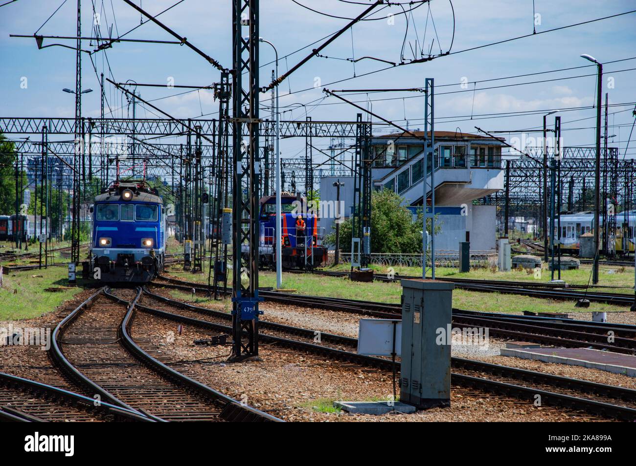 Infrastrutture ferroviarie su un siding in una giornata di sole estate. Foto Stock