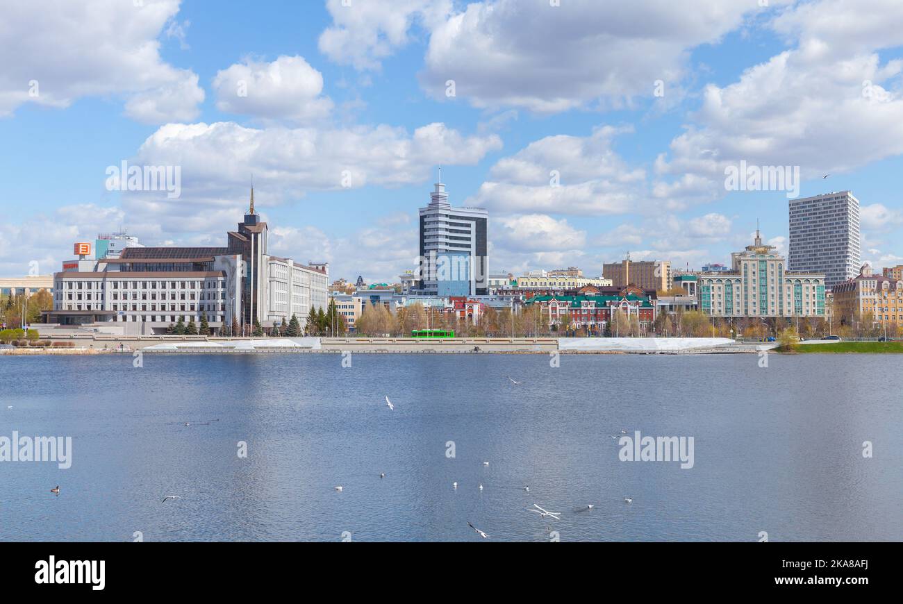 Kazan, Russia - 6 maggio 2022: Kazan Street view in una giornata di sole, skyline wirth costa del lago Kaban Foto Stock