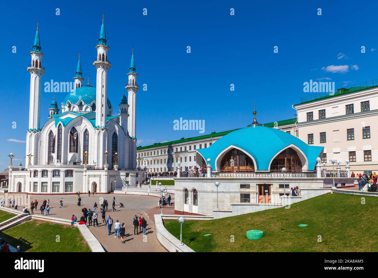 Kazan, Russia - 7 maggio 2022: Vista della Moschea di Kul Sharif in una giornata di sole, i turisti camminano sulla piazza situata nel Cremlino di Kazan Foto Stock