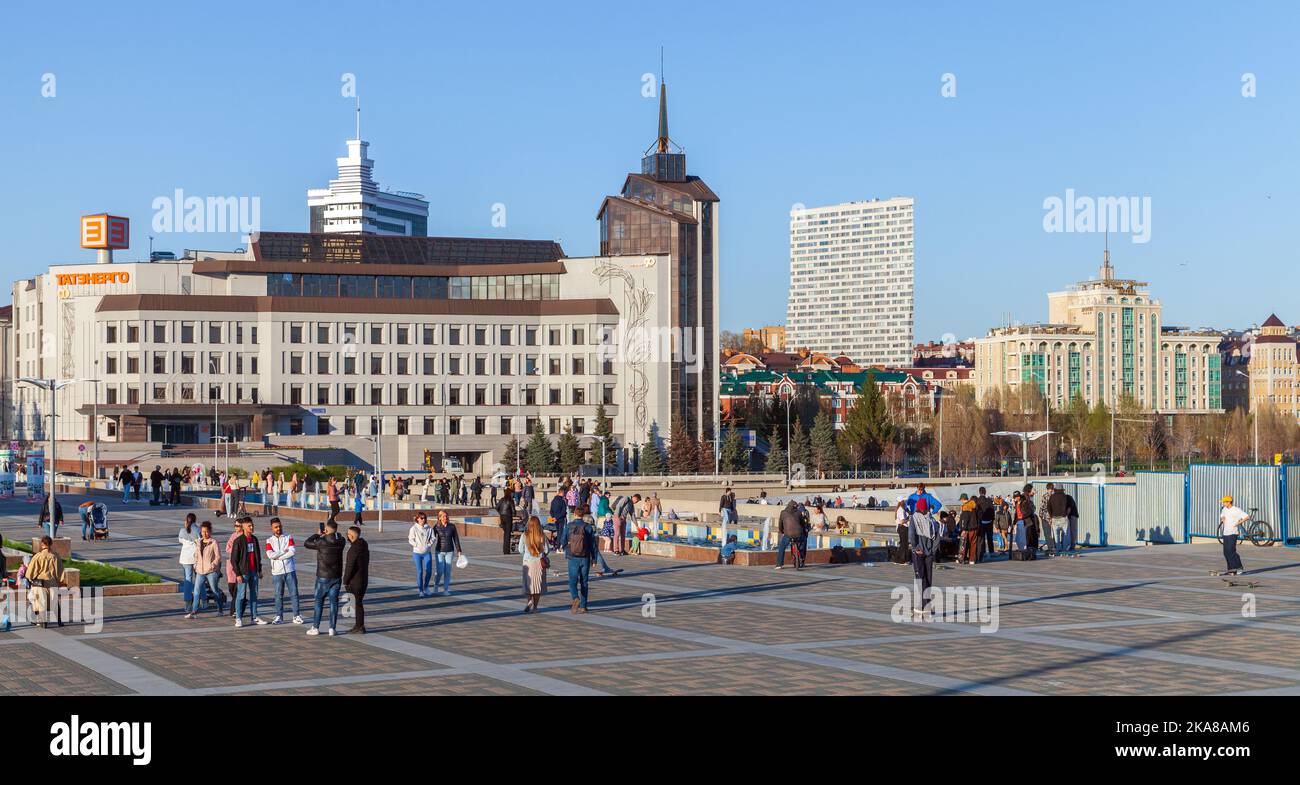 Kazan, Russia - 7 maggio 2022: Kazan Street view in una giornata di sole, la gente cammina vicino ai fondanti in via Tatarstan Foto Stock