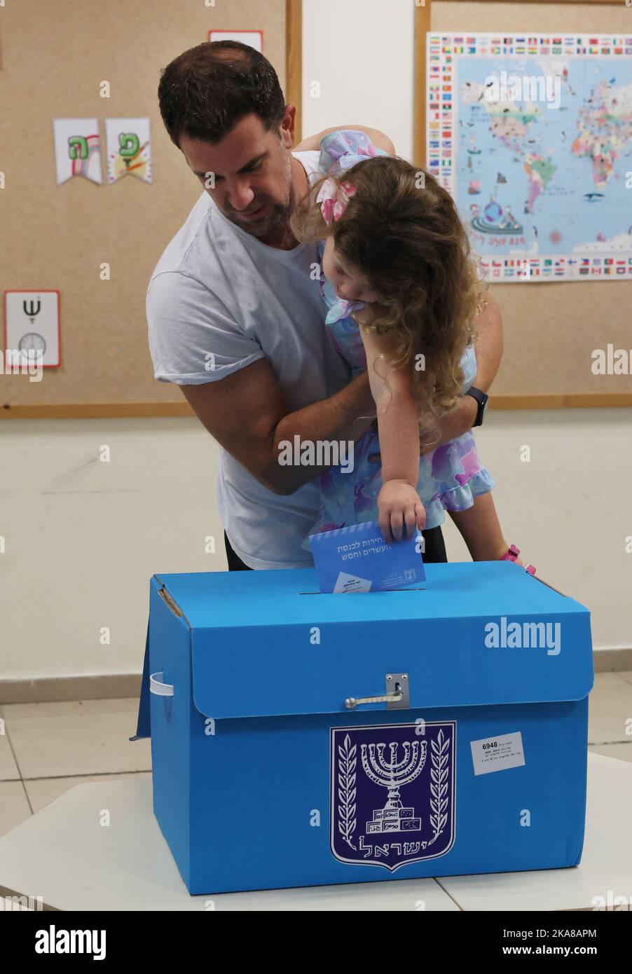 Tel Aviv, Israele. 01st Nov 2022. Un elettore israeliano lancia un voto durante la quinta elezione di Israele in meno di quattro anni in un seggio elettorale nella città costiera israeliana di Tel Aviv martedì 1 novembre 2022. Lapid ha esortato l’elettorato a votare dopo aver votato in un’elezione che potrebbe vedere il leader veterano Benjamin Netanyahu fare una rimonta insieme agli alleati di estrema destra. Foto piscina di Jack Guez/UPI Credit: UPI/Alamy Live News Foto Stock