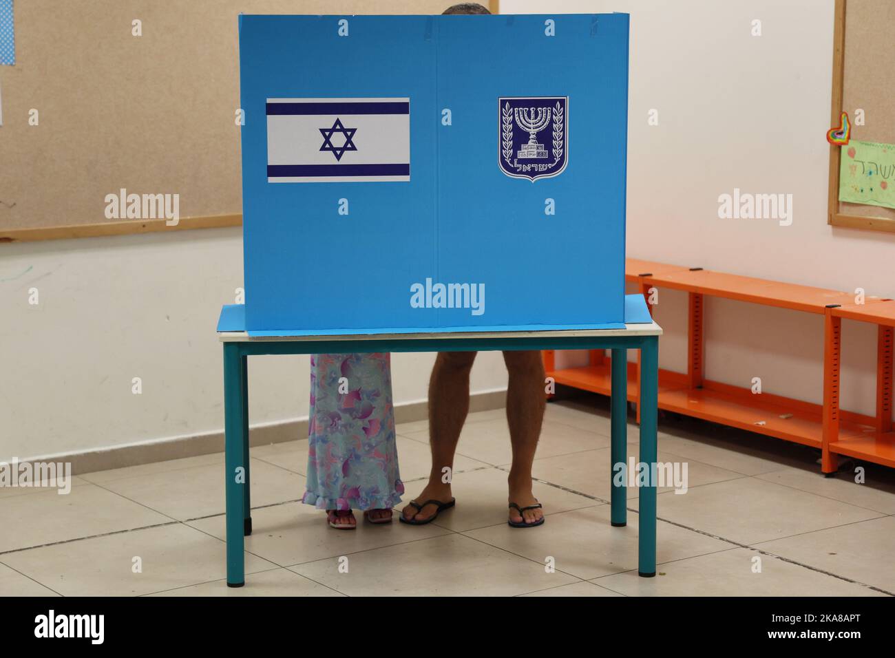 Tel Aviv, Israele. 01st Nov 2022. Un elettore israeliano lancia un voto durante la quinta elezione di Israele in meno di quattro anni in un seggio elettorale nella città costiera israeliana di Tel Aviv martedì 1 novembre 2022. Lapid ha esortato l’elettorato a votare dopo aver votato in un’elezione che potrebbe vedere il leader veterano Benjamin Netanyahu fare una rimonta insieme agli alleati di estrema destra. Foto piscina di Jack Guez/UPI Credit: UPI/Alamy Live News Foto Stock