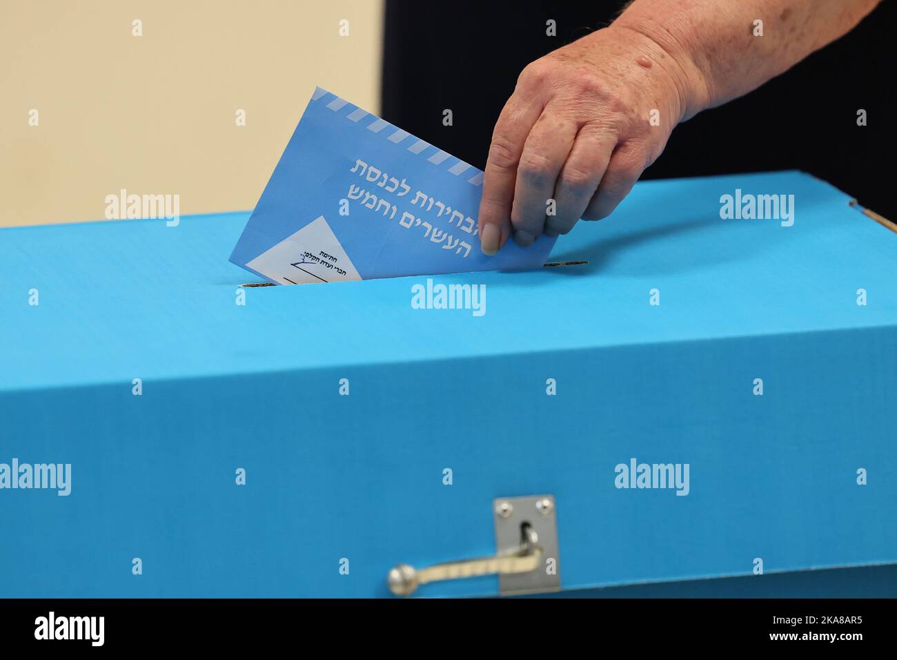 Tel Aviv, Israele. 01st Nov 2022. Un elettore israeliano lancia un voto durante la quinta elezione di Israele in meno di quattro anni in un seggio elettorale nella città costiera israeliana di Tel Aviv martedì 1 novembre 2022. Lapid ha esortato l’elettorato a votare dopo aver votato in un’elezione che potrebbe vedere il leader veterano Benjamin Netanyahu fare una rimonta insieme agli alleati di estrema destra. Foto piscina di Jack Guez/UPI Credit: UPI/Alamy Live News Foto Stock