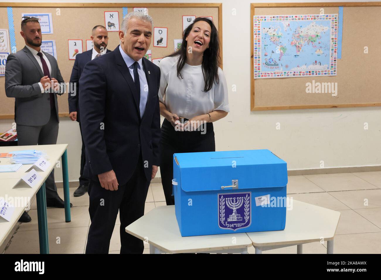 Tel Aviv, Israele. 01st Nov 2022. Il primo ministro israeliano Yair Lapid sorride alle telecamere mentre sua moglie Lihi lancia il suo voto in un seggio elettorale nella città costiera israeliana di Tel Aviv martedì 1 novembre 2022. Lapid ha esortato l’elettorato a votare dopo aver votato in un’elezione che potrebbe vedere il leader veterano Benjamin Netanyahu fare una rimonta insieme agli alleati di estrema destra. Foto piscina di Jack Guez/UPI Credit: UPI/Alamy Live News Foto Stock
