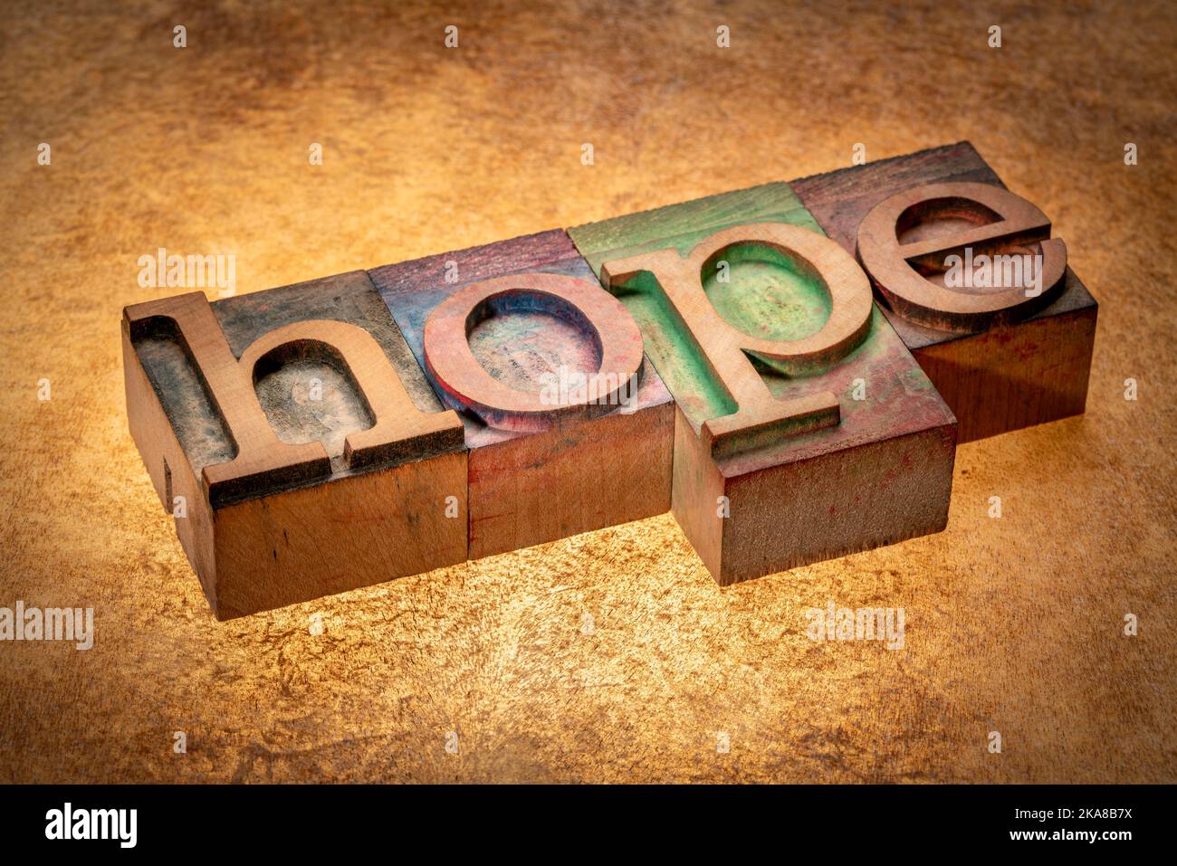 parola di speranza - testo in legno di tipo letterpress vintage su sfondo retroilluminato, concetto di ottimismo Foto Stock