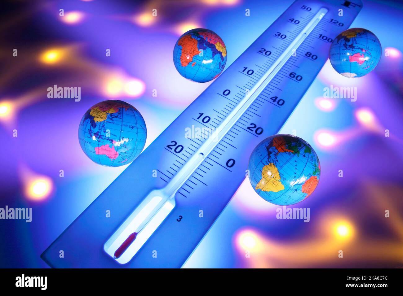 Termometro e globi Foto Stock