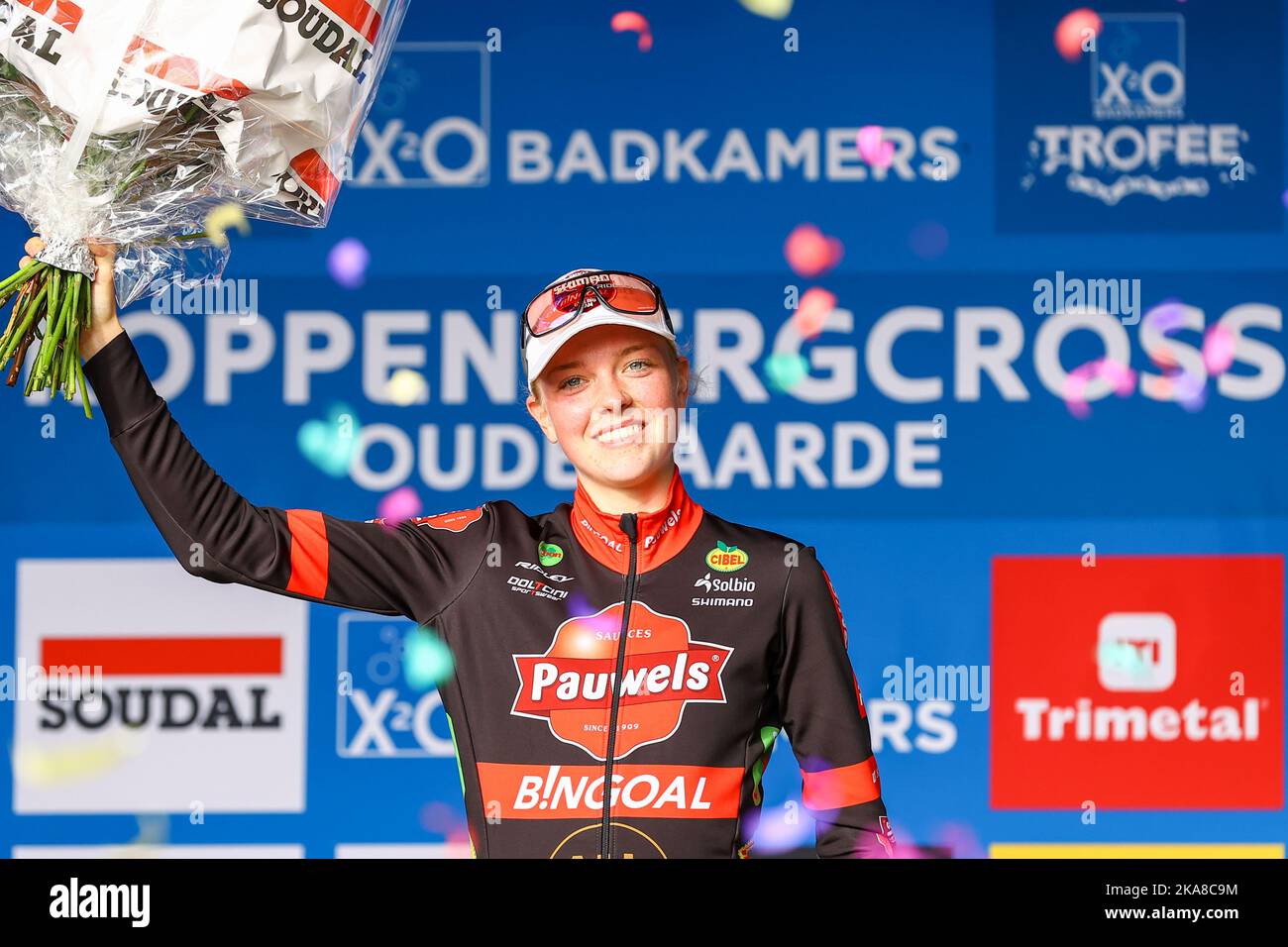 Melden, Belgio, 01 novembre 2022. L'olandese FEM Van Empel festeggia sul podio dopo aver vinto la gara femminile durante il Koppenbergcross, la prima gara (su otto) del X2O° Trofeo Badkamers, a Melden, martedì 01 novembre 2022. FOTO DI BELGA DAVID PINTENS Foto Stock