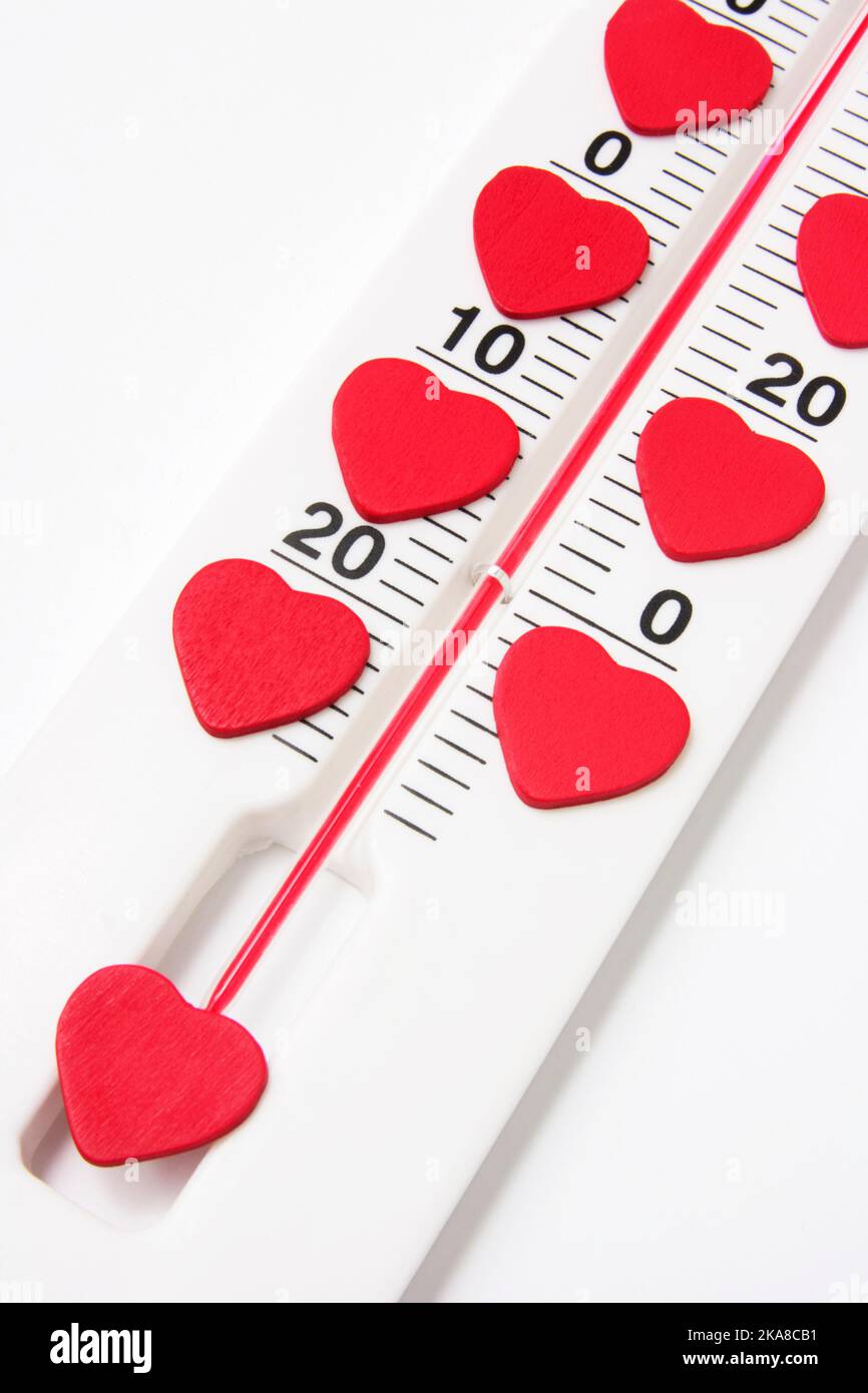 Primo piano del termometro con cuori d'amore rossi Foto Stock