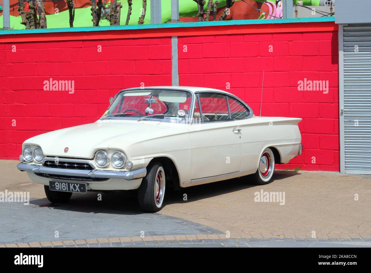 Un console ford capri 1961–64. Una classica auto da collezione, parcheggiata fuori da un bar a Great Yarmouth, Regno Unito. Foto Stock