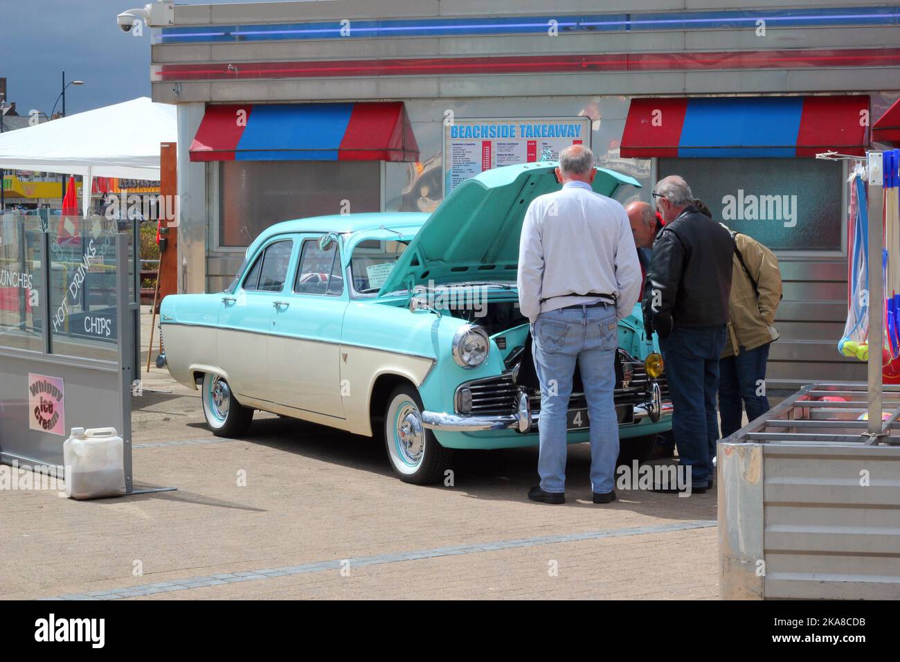 Una classica Ford zodiac auto fuori da un diner nel Regno Unito. Questo è stato portato fuori da un diner a Great Yarmouth, Regno Unito Foto Stock