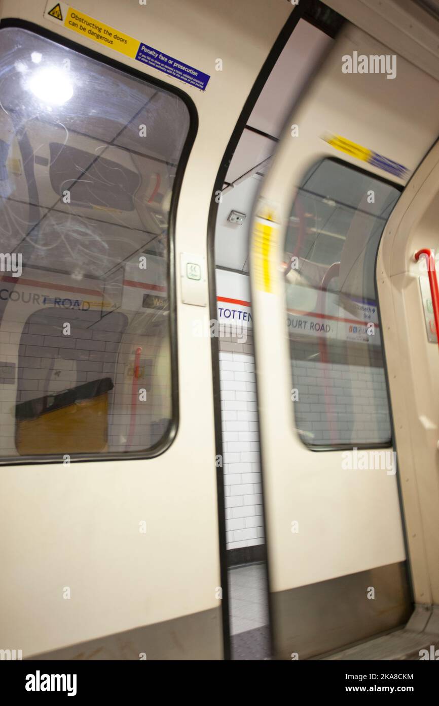 Chiusura porte con treno sotterraneo. Londra Inghilterra Foto Stock