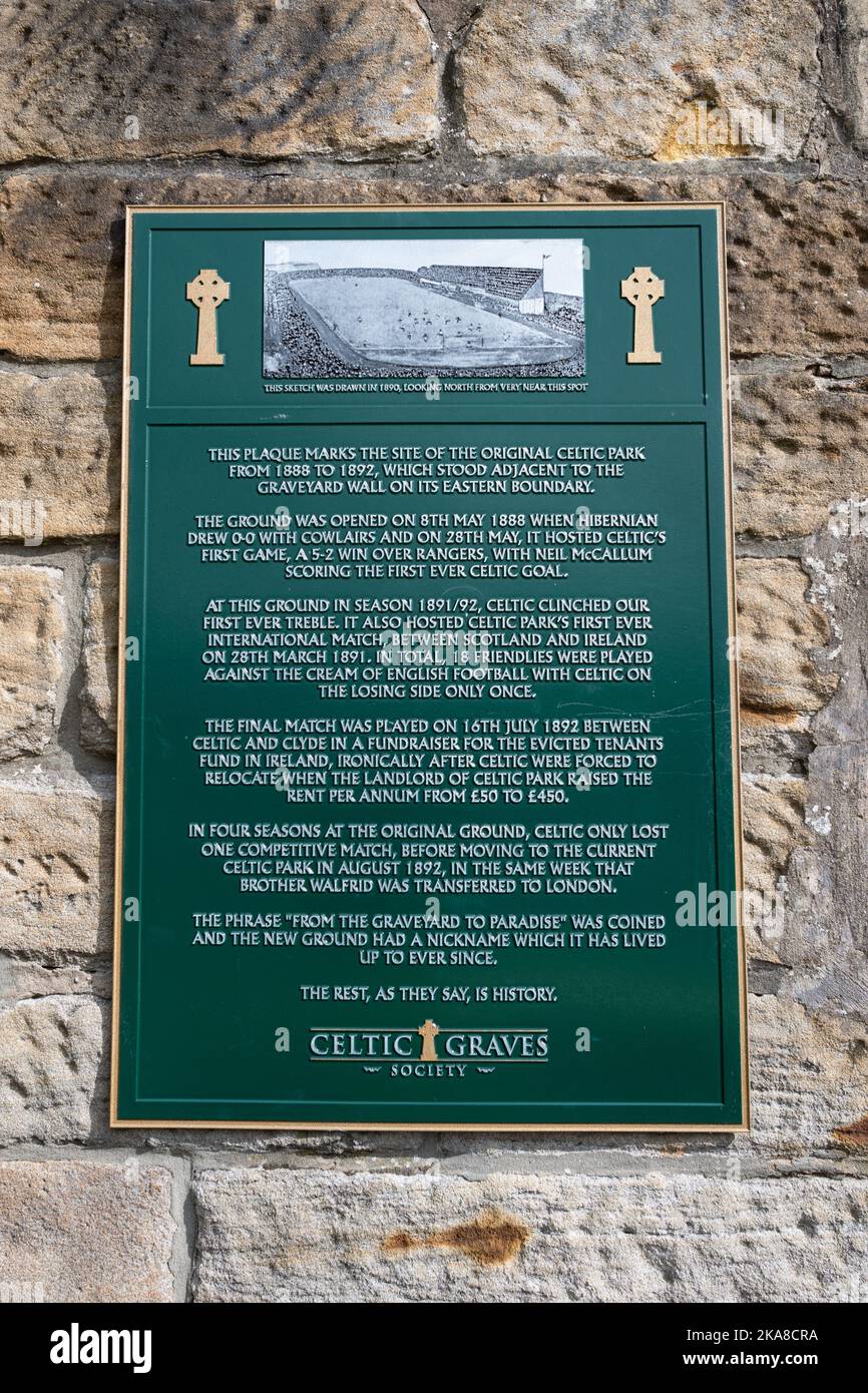 Targa della Celtic Graves Society che indica la posizione dell'originale Celtic Park Ground, Parkhead, Glasgow, Scozia, Regno Unito Foto Stock