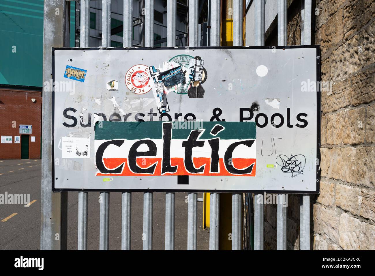 Celtic Superstore e piscine segno fuori Celtic Park campo di calcio, Parkhead, Glasgow, Scozia, Regno Unito Foto Stock
