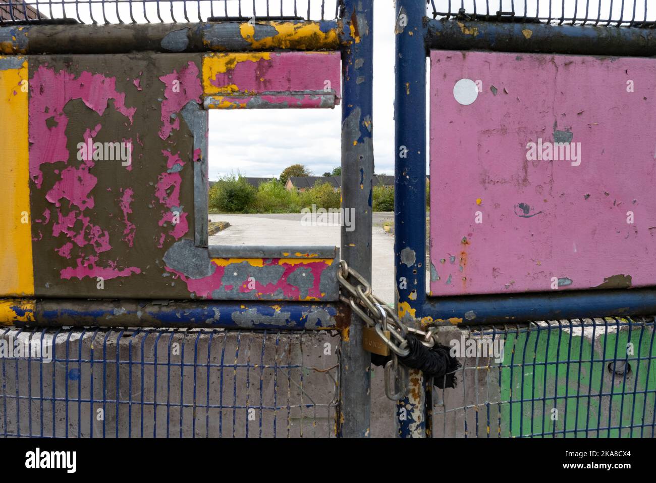 Cancelli con lucchetto che assicurano il sito del primo deposito degli autobus Glasgow Parkhead, Parkhead, Glasgow, Scozia, Regno Unito Foto Stock