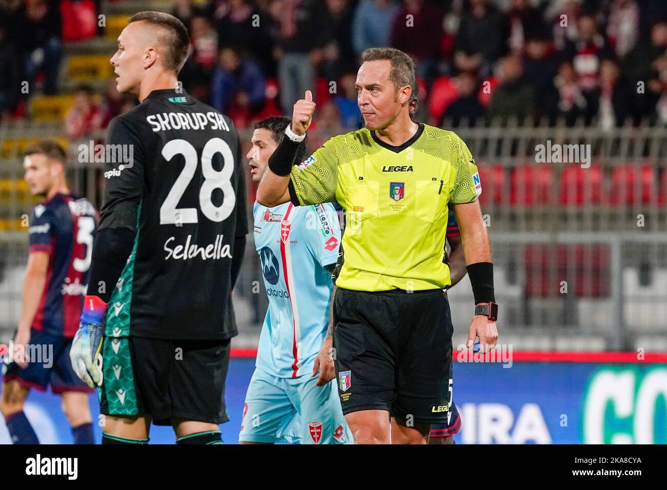 Monza, Italia. 31st Ott 2022. Luca Pairetto (Referee) durante l'AC Monza vs Bologna FC, campionato italiano di calcio Serie A match a Monza, Italy, October 31 2022 Credit: Independent Photo Agency/Alamy Live News Foto Stock