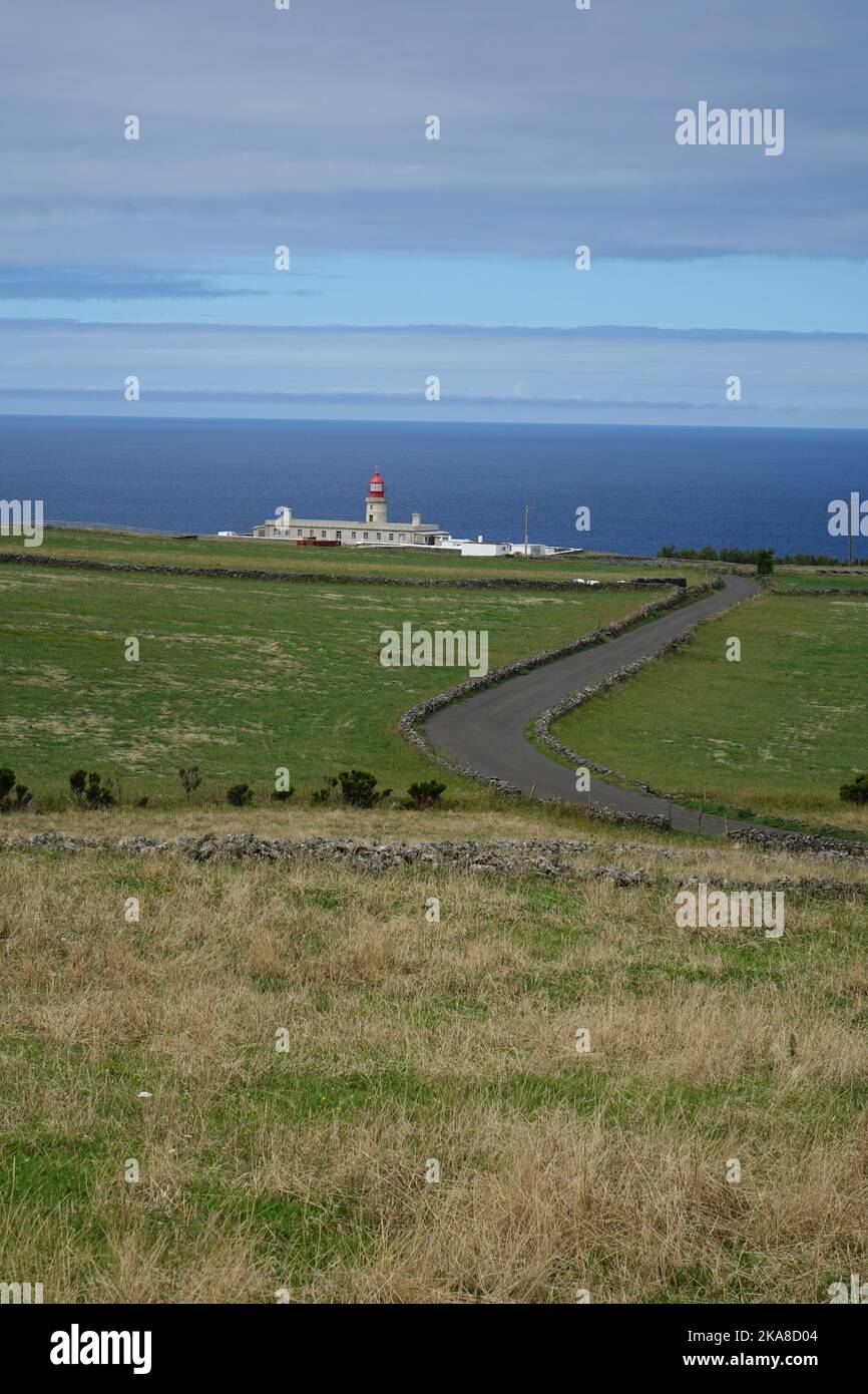 Un bellissimo scatto del faro di Ponta do Albernaz (Farol de Albarnaz) in piena luce del sole a Flores Island, Azzorre, Portogallo Foto Stock