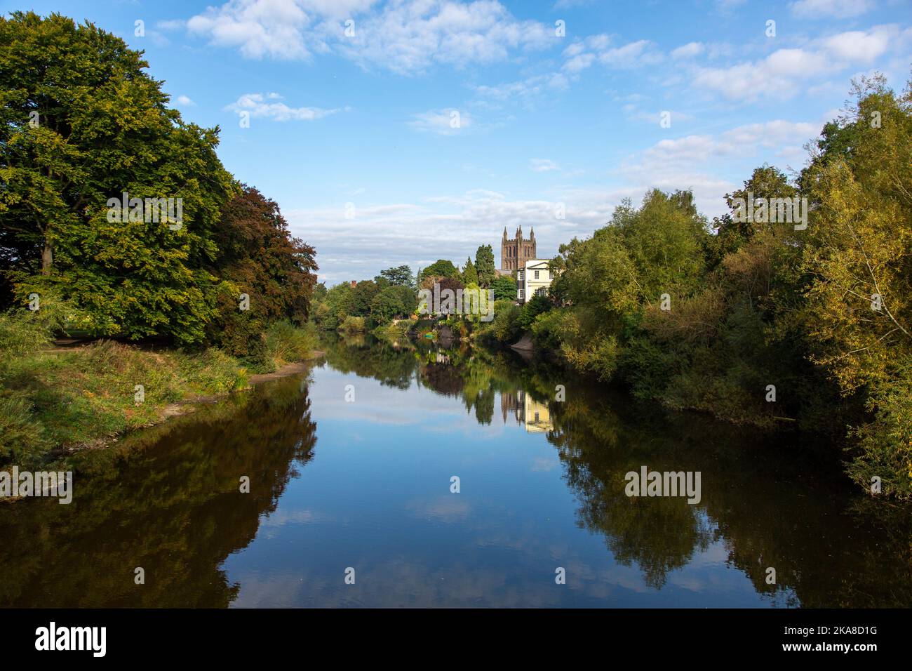 La cattedrale di Hereford si rifletteva nel tranquillo fiume Wye in una mattina ancora di settembre. Foto Stock