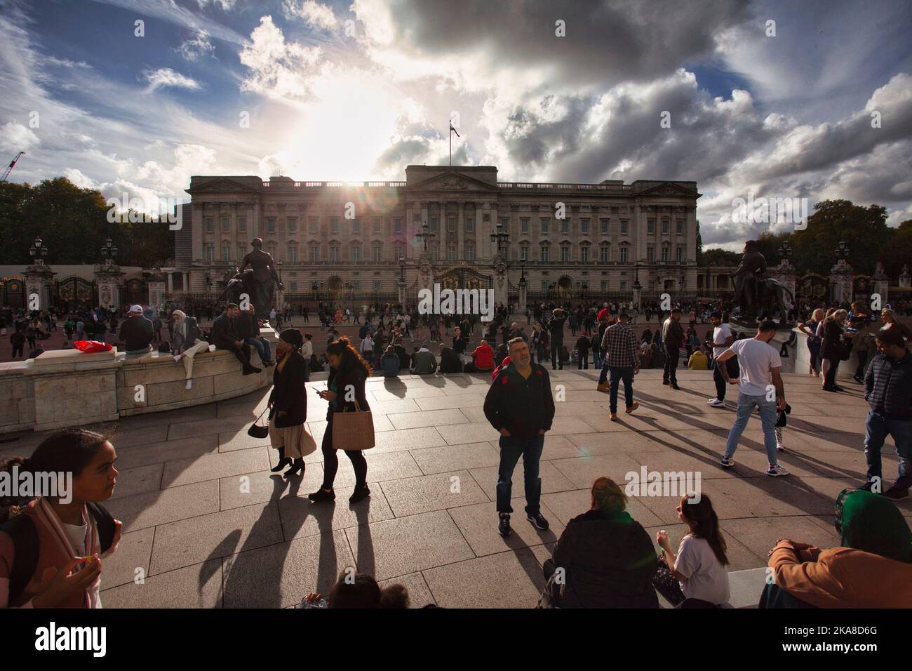 Turisti a Buckingham Palace. Londra Inghilterra Foto Stock