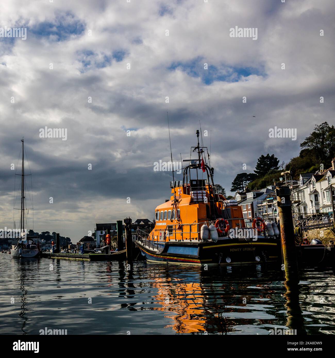 La città balneare di Fowey dall'estuario Foto Stock