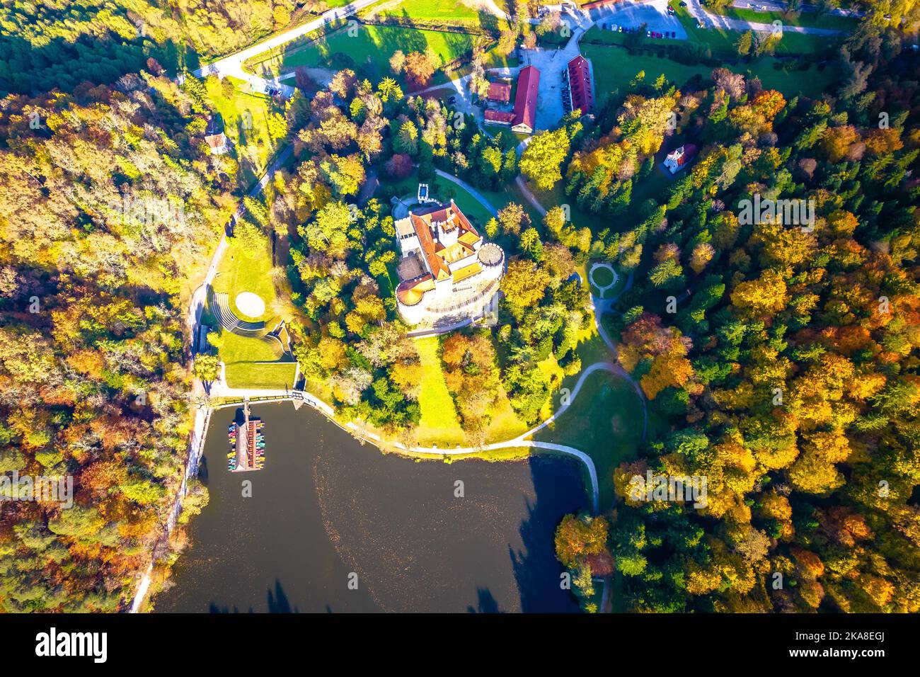 Vista aerea del lago Trakoscan e del castello nella regione di Zagorje, nel nord della Croazia Foto Stock