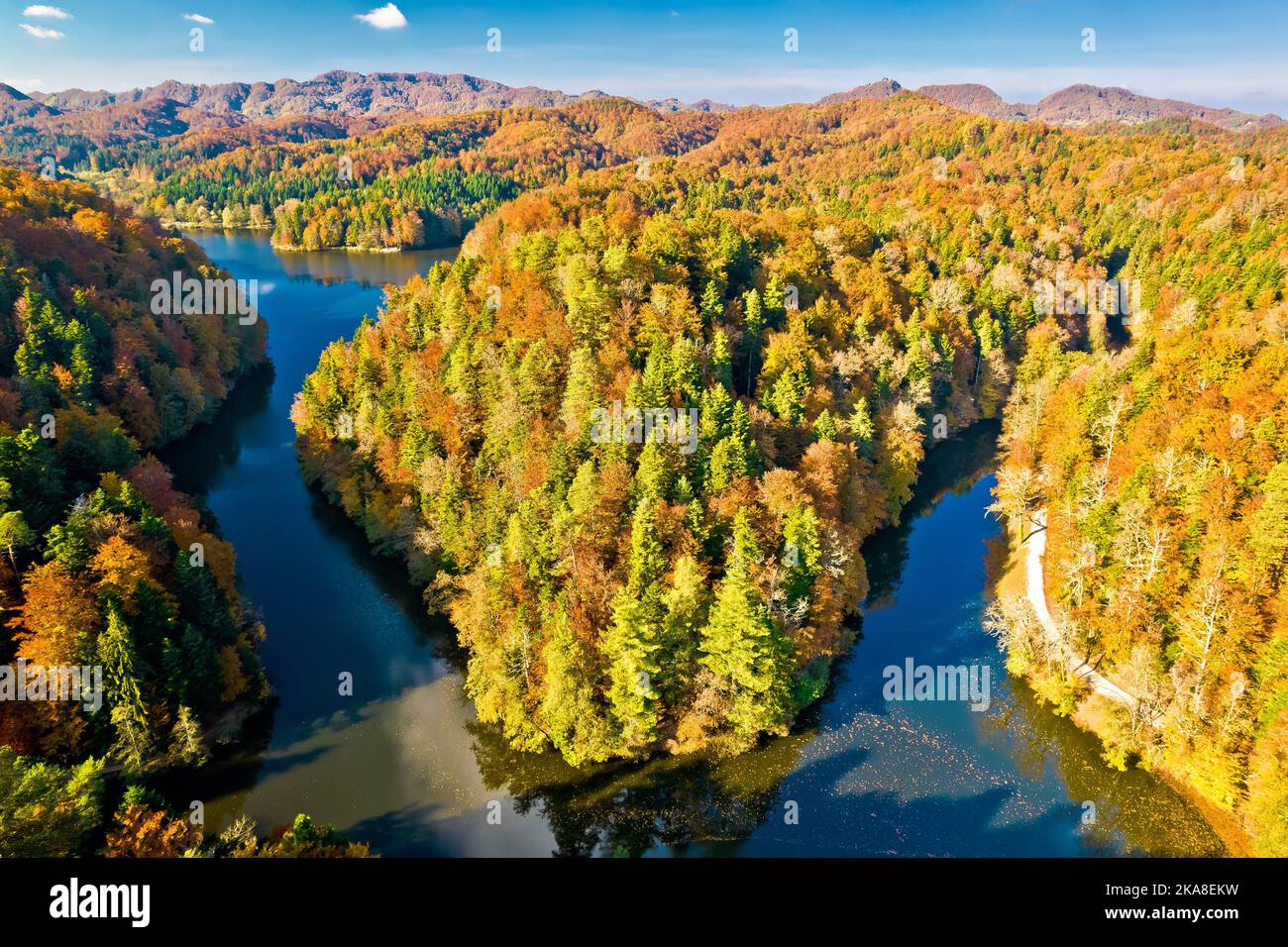 Lago Trakoscan e vista aerea della foresta autunnale, Zagorje regione della Croazia Foto Stock