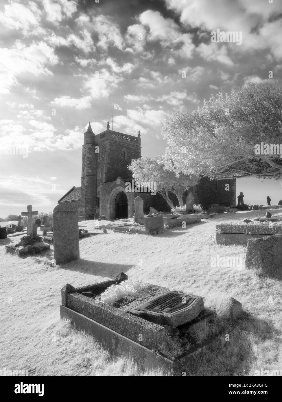 Una fotografia a infrarossi della vecchia chiesa di San Nicola a Uphill, Weston-super-Mare, North Somerset, Inghilterra. Foto Stock
