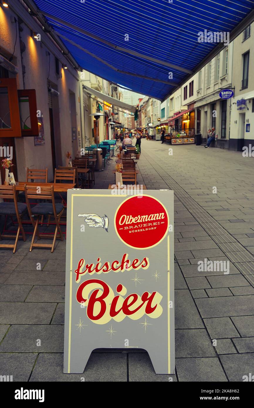 Pubblicità con il logo della birreria artigianale locale Olbermann nel centro storico di Düsseldorf/Germania. Foto Stock