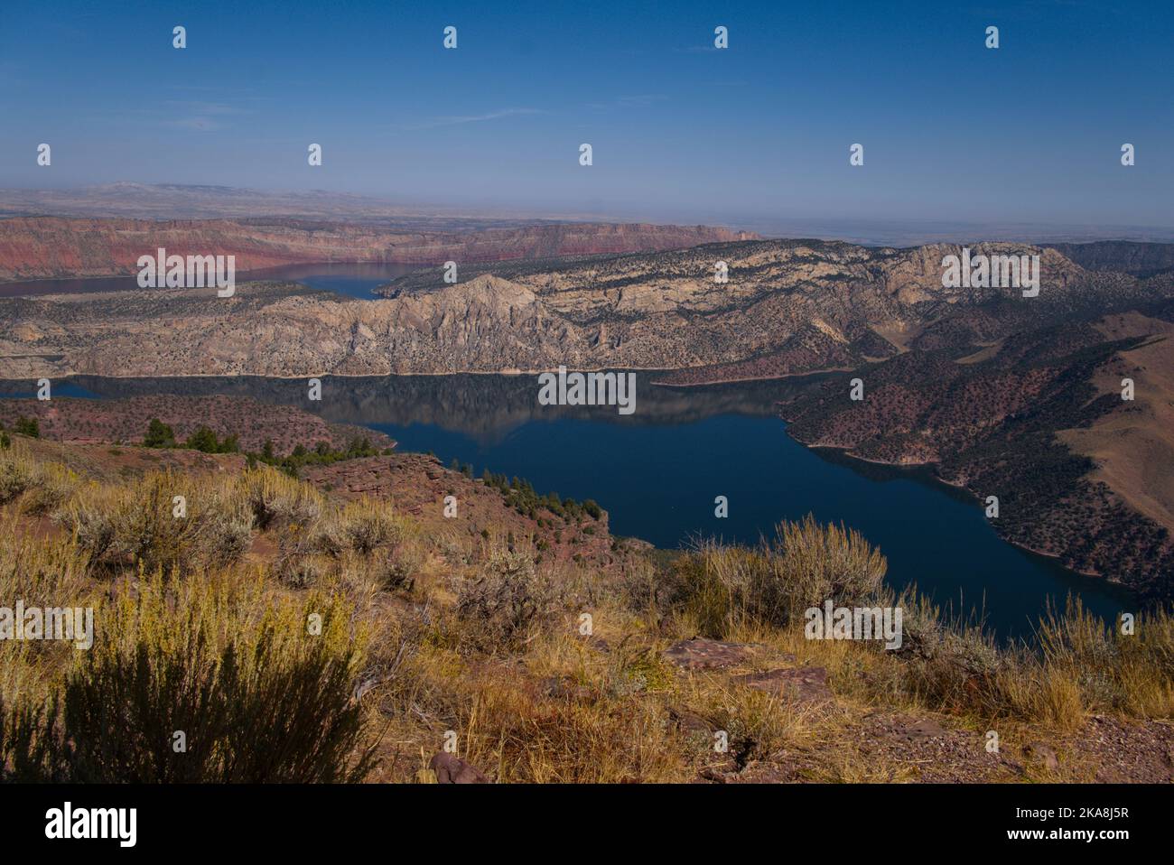 Flaming Gorge, Utah: Bear Mountain in primo piano, Red Canyon sullo sfondo Foto Stock