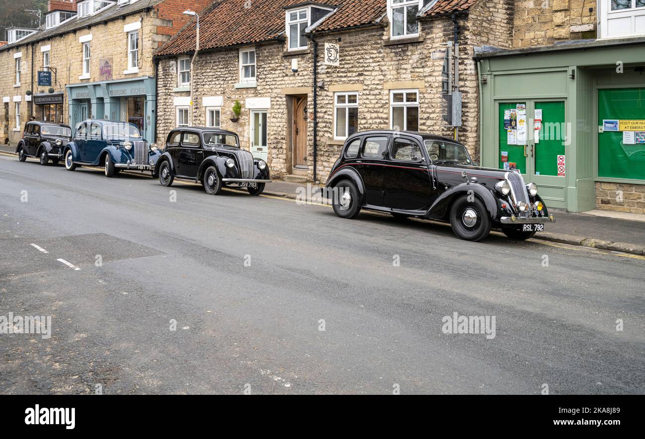 Vecchie auto parcheggiate di fronte alla stazione di Pickering durante il fine settimana di guerra del North Yorkshire Moor's Railway. Foto Stock