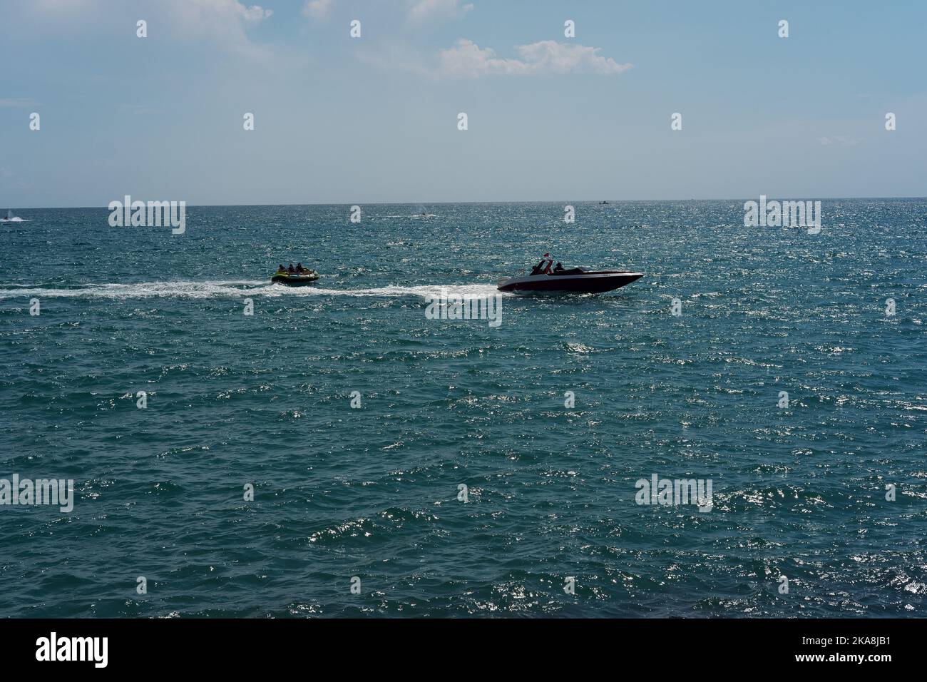 Motoscafo che si muove in mare in una giornata di sole estate Foto Stock