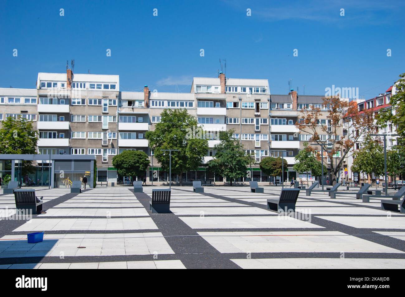 Wroclaw quadrato fiancheggiato da elementi in cemento e panchine. Foto Stock