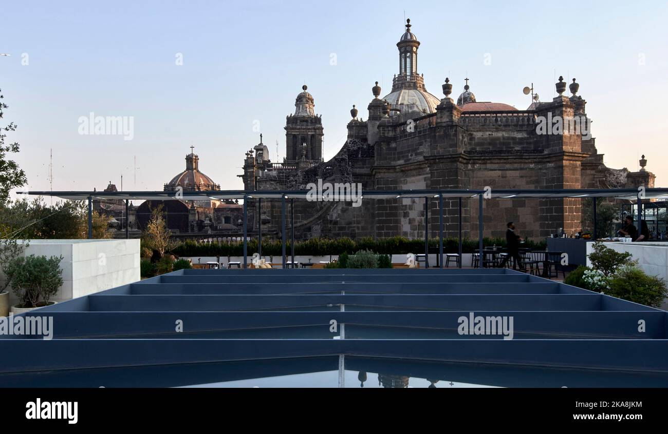 Sul tetto con la Cattedrale Metropolitana sullo sfondo. Circolo Mexicana, Città del Messico, Messico. Architetto: Ambrosi Etchegaray, 2019. Foto Stock