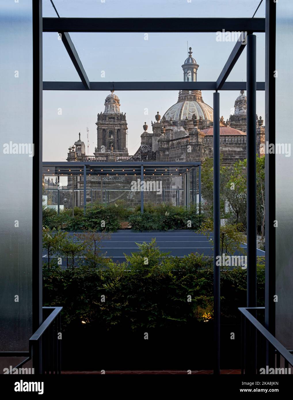 Vista dal tetto con la Cattedrale Metropolitana sullo sfondo. Circolo Mexicana, Città del Messico, Messico. Architetto: Ambrosi Etchegaray, 2019. Foto Stock