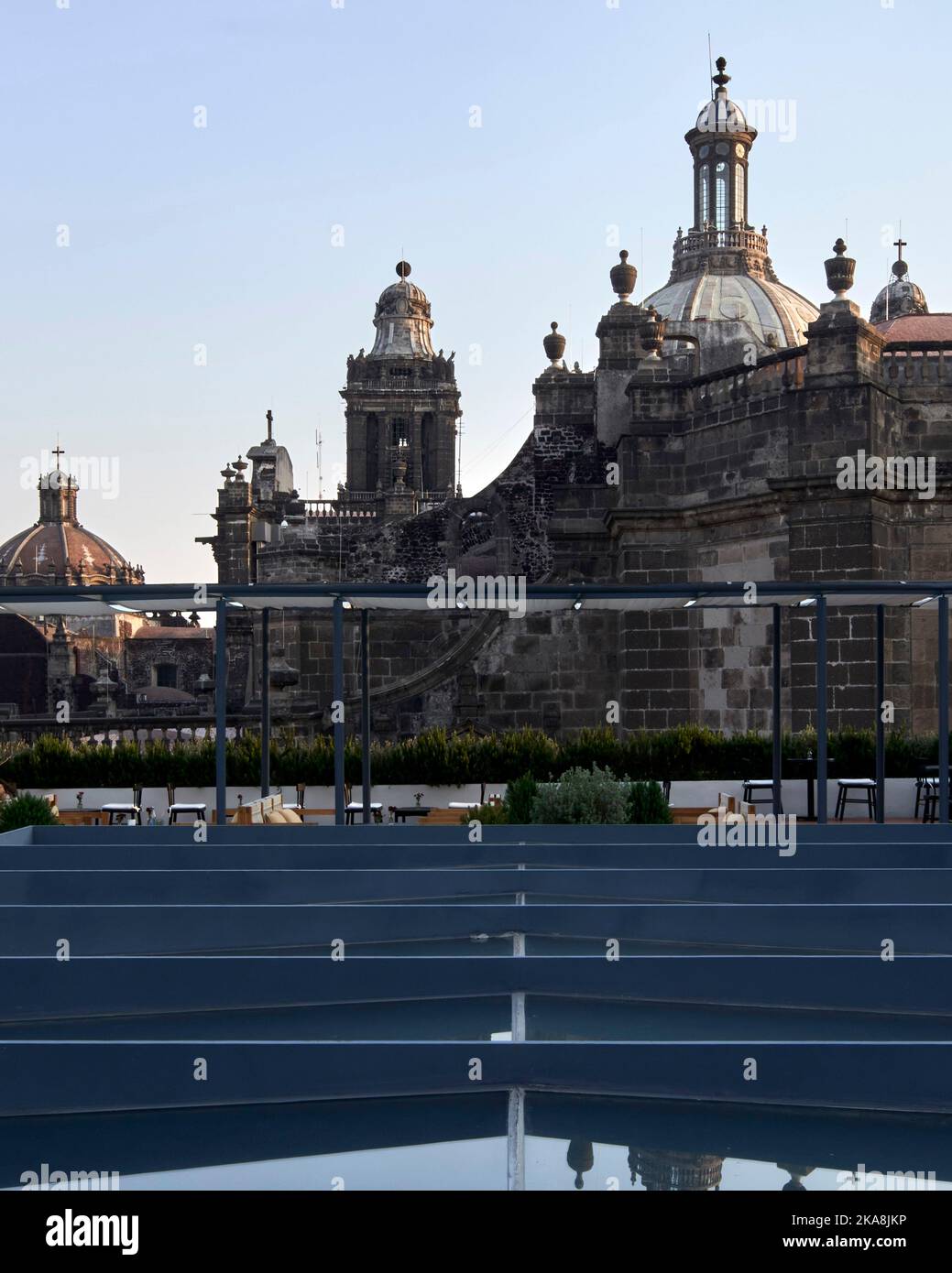 Sul tetto con la Cattedrale Metropolitana sullo sfondo. Circolo Mexicana, Città del Messico, Messico. Architetto: Ambrosi Etchegaray, 2019. Foto Stock