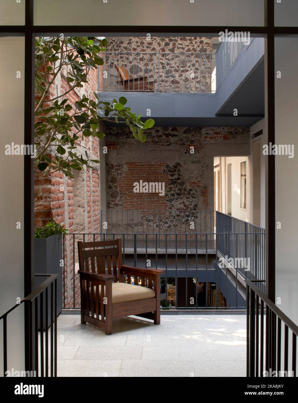 cortile interno al 3rd° piano. Circolo Mexicana, Città del Messico, Messico. Architetto: Ambrosi Etchegaray, 2019. Foto Stock