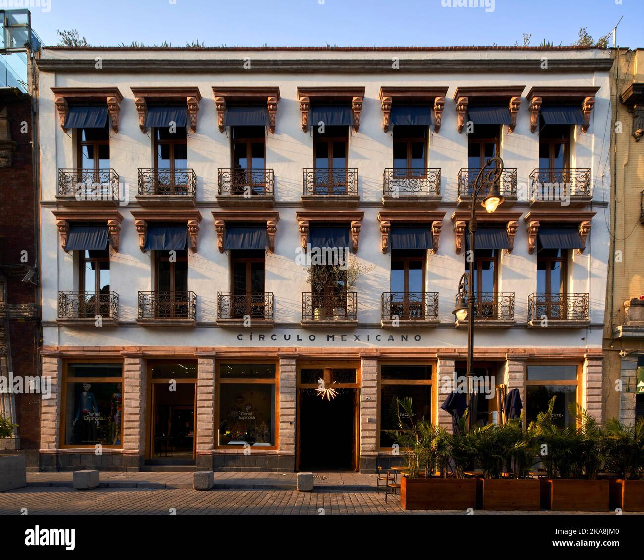 Facciata principale dalla strada. Circolo Mexicana, Città del Messico, Messico. Architetto: Ambrosi Etchegaray, 2019. Foto Stock