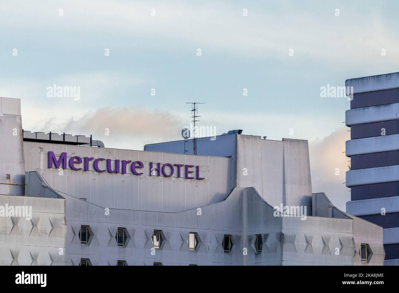 Immagine di un cartello Mercure Hotel sul loro hotel principale a Bordeaux, Francia. Mercure è un marchio di fascia media di hotel di categoria compresa tra 3 e 4 stelle Foto Stock
