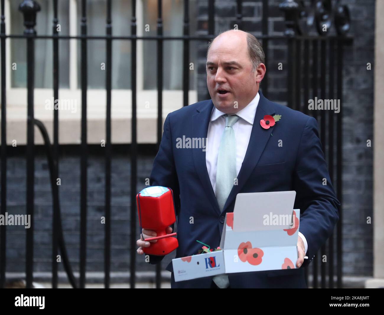 Londra, Regno Unito. 1st Nov 2022. Il Segretario di Stato per la Difesa ben Wallace offre papaveri alla stampa mentre lascia Downing Street n. 10 dopo la riunione settimanale del Gabinetto. Credit: Uwe Deffner/Alamy Live News Foto Stock