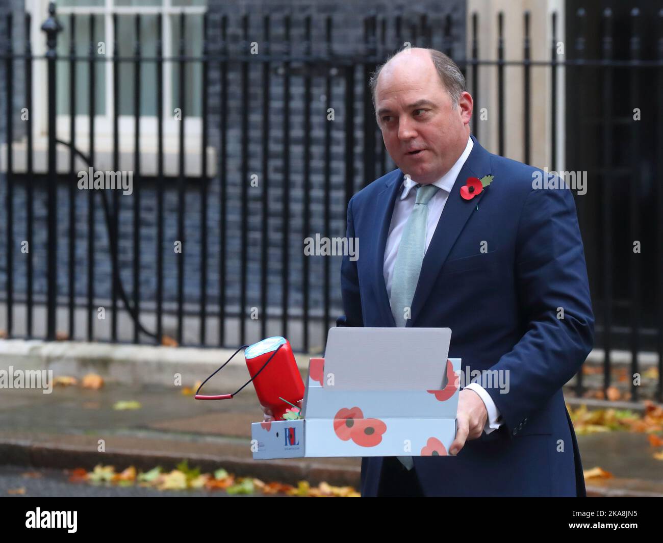 Londra, Regno Unito. 1st Nov 2022. Il Segretario di Stato per la Difesa ben Wallace offre papaveri alla stampa mentre lascia Downing Street n. 10 dopo la riunione settimanale del Gabinetto. Credit: Uwe Deffner/Alamy Live News Foto Stock