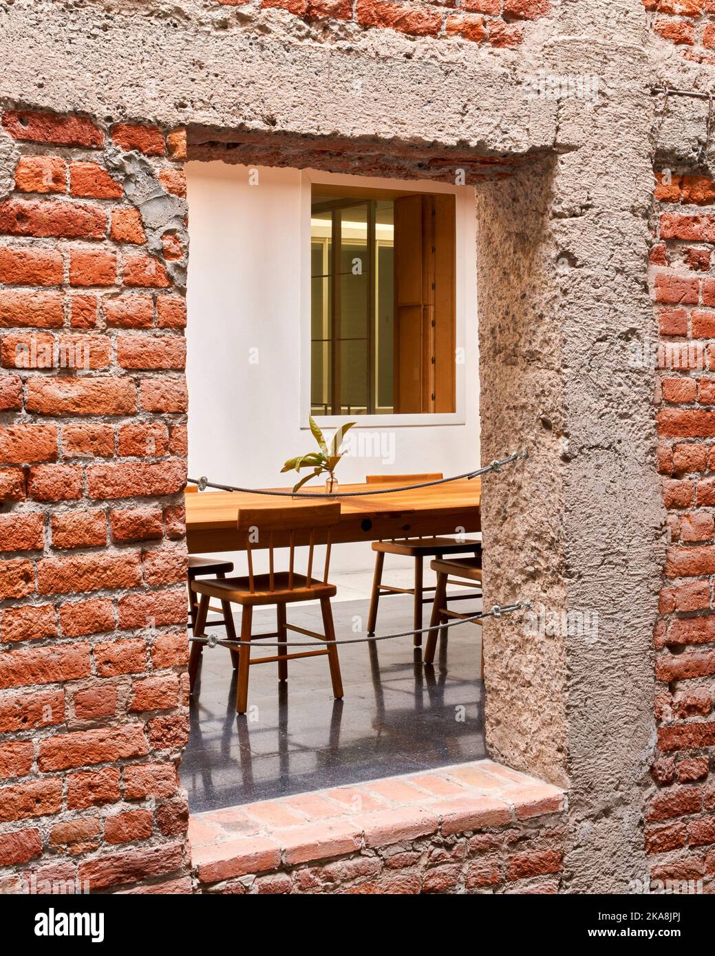 cortile interno al 3rd° piano. Circolo Mexicana, Città del Messico, Messico. Architetto: Ambrosi Etchegaray, 2019. Foto Stock