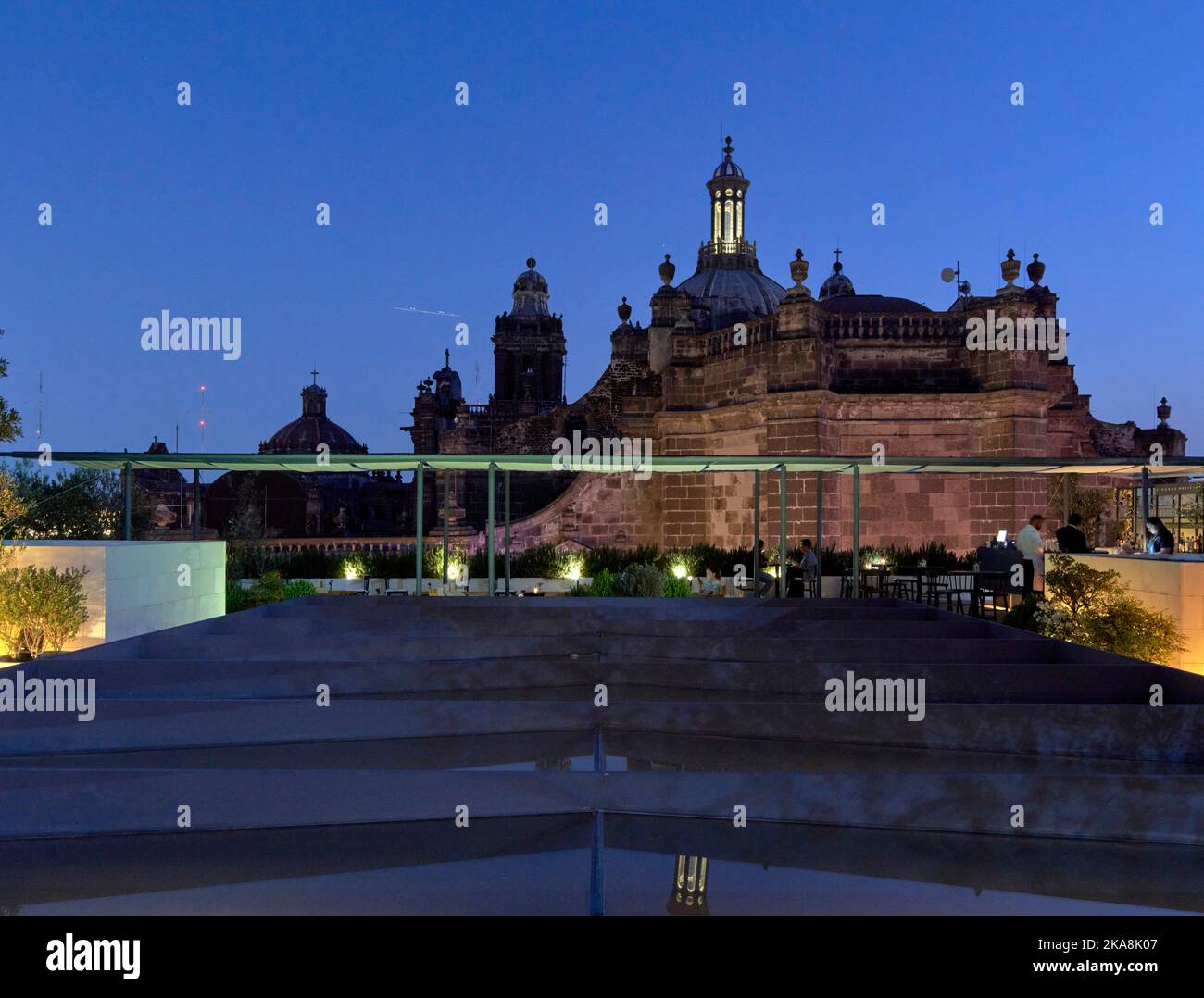 Vista dal tetto con la Cattedrale Metropolitana sullo sfondo. Circolo Mexicana, Città del Messico, Messico. Architetto: Ambrosi Etchegaray, 2019. Foto Stock