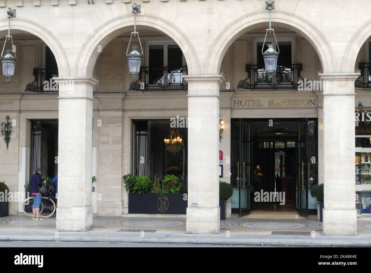Parigi, Francia. Ottobre 30. 2022. Famoso hotel di Brighton. Stabilimento risalente agli inizi del 20th ° secolo, situato in rue de Rivoli. Foto Stock