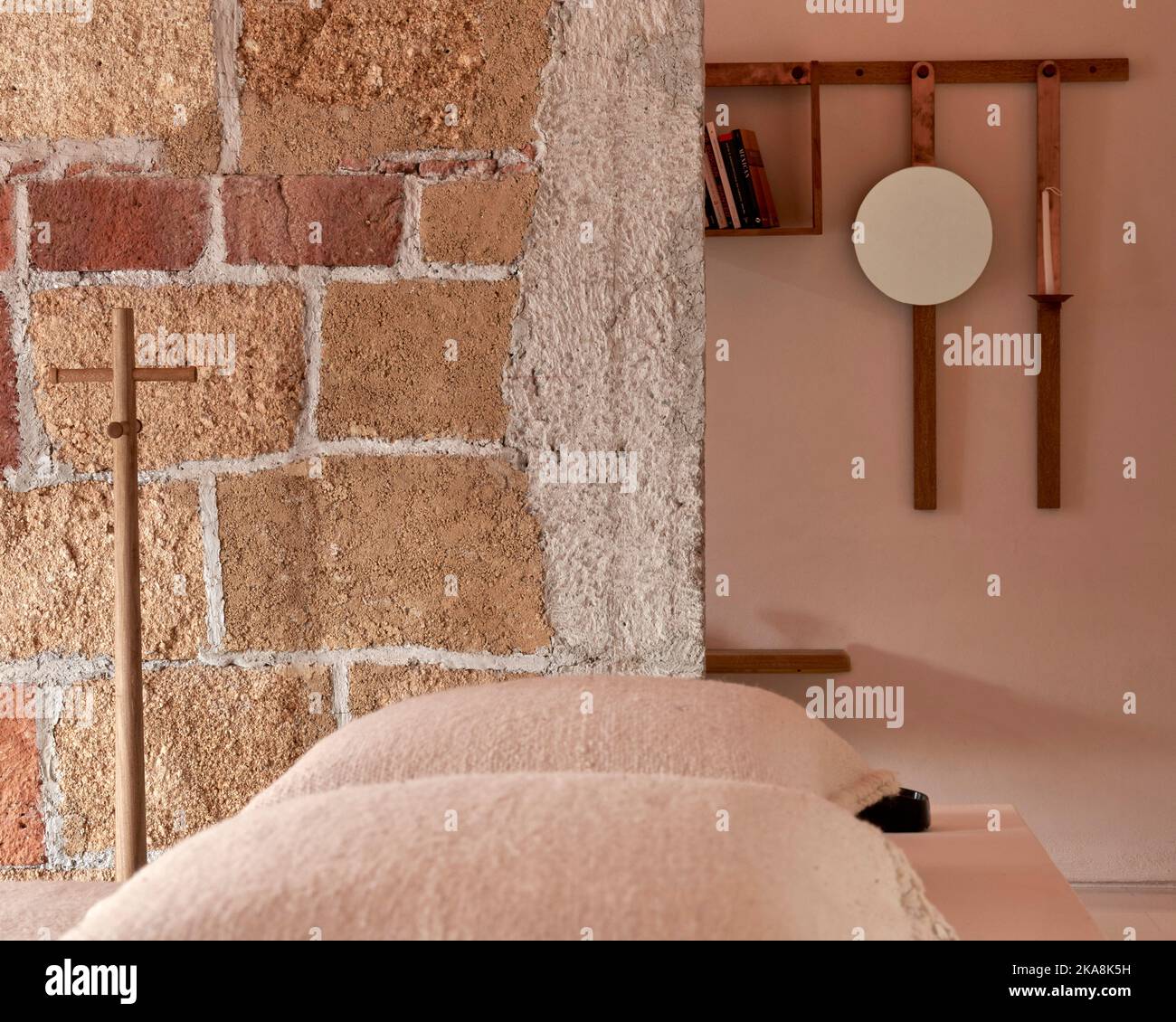 Suite con camera da letto. Circolo Mexicana, Città del Messico, Messico. Architetto: Ambrosi Etchegaray, 2019. Foto Stock