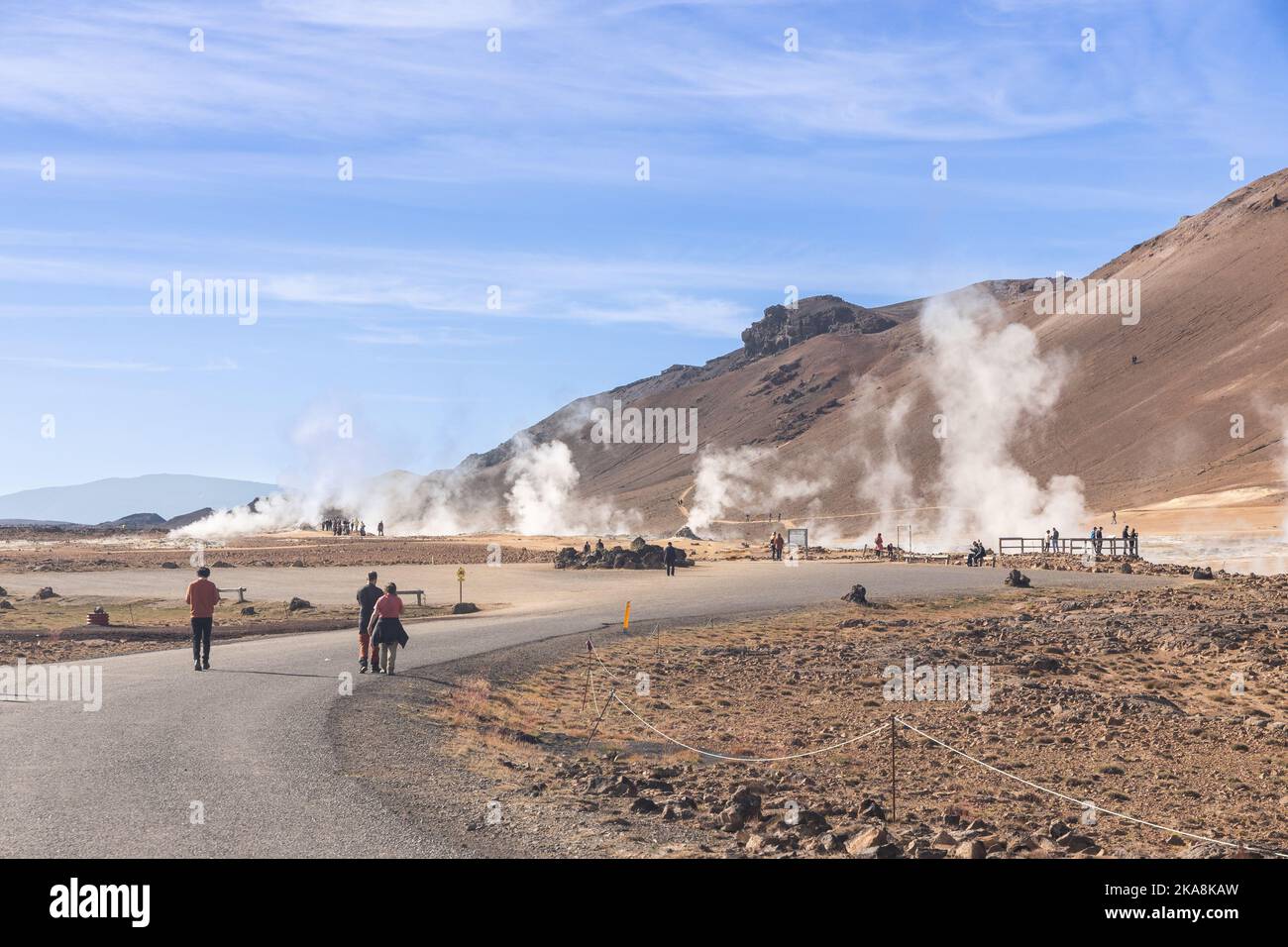 Il primo piano di Namafjall è la popolare area geotermica islandese con un paesaggio unico di piscine fumanti e fangpot. Visitatori non ricognibili. Foto Stock