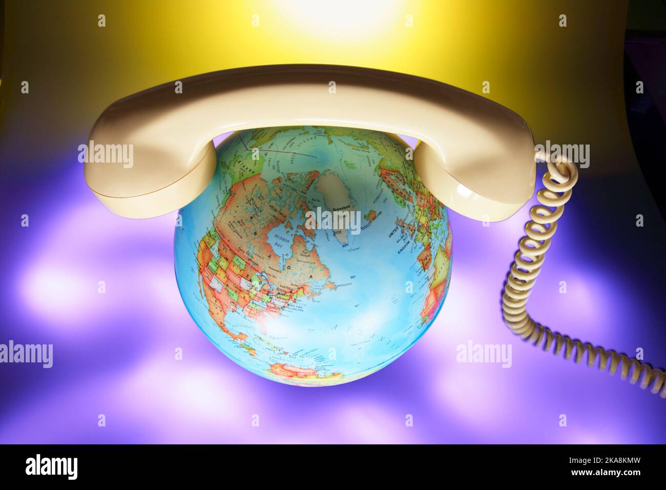 Ricevitore telefonico sul globo terrestre Foto Stock