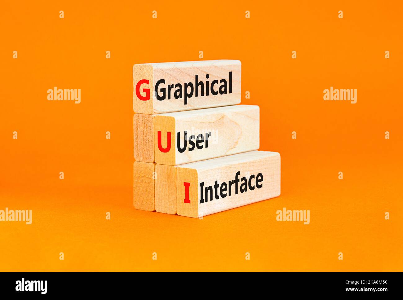 Simbolo dell'interfaccia grafica utente. Concept Words interfaccia grafica utente su blocchi di legno su uno splendido sfondo arancione. Business e GUI gr Foto Stock