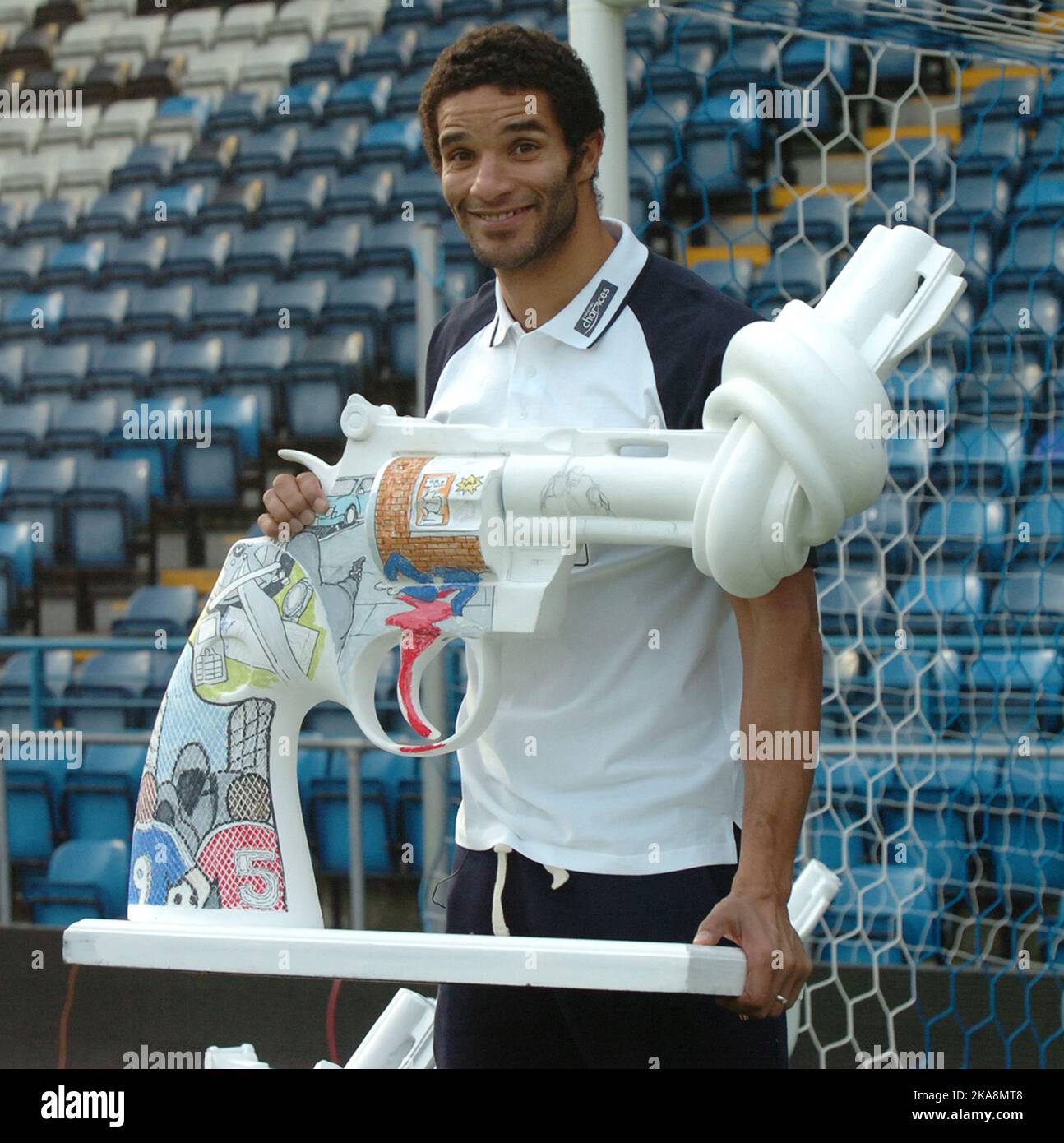 Il portiere inglese David James si è Unito alla guerra contro il crimine delle armi posando con gli scolari e le mini repliche dello scultore non violento di fama mondiale creato per John Lennon al di fuori delle Nazioni Unite. James e gli allievi della città di Portsmouth Boys' School, Portsmouth, Hants, si sono allineati con una serie di sculture di armi con i loro barili legati per mostrare il suo sostegno al programma di violenza del Knot della Premier League. James, stella di Portsmouth, 38 anni, ha detto: "Purtroppo il crimine violento è, in qualche forma, ovunque. Quello che stiamo cercando di fare è puntare alla prossima generazione di adolescenti. La prevenzione è Foto Stock
