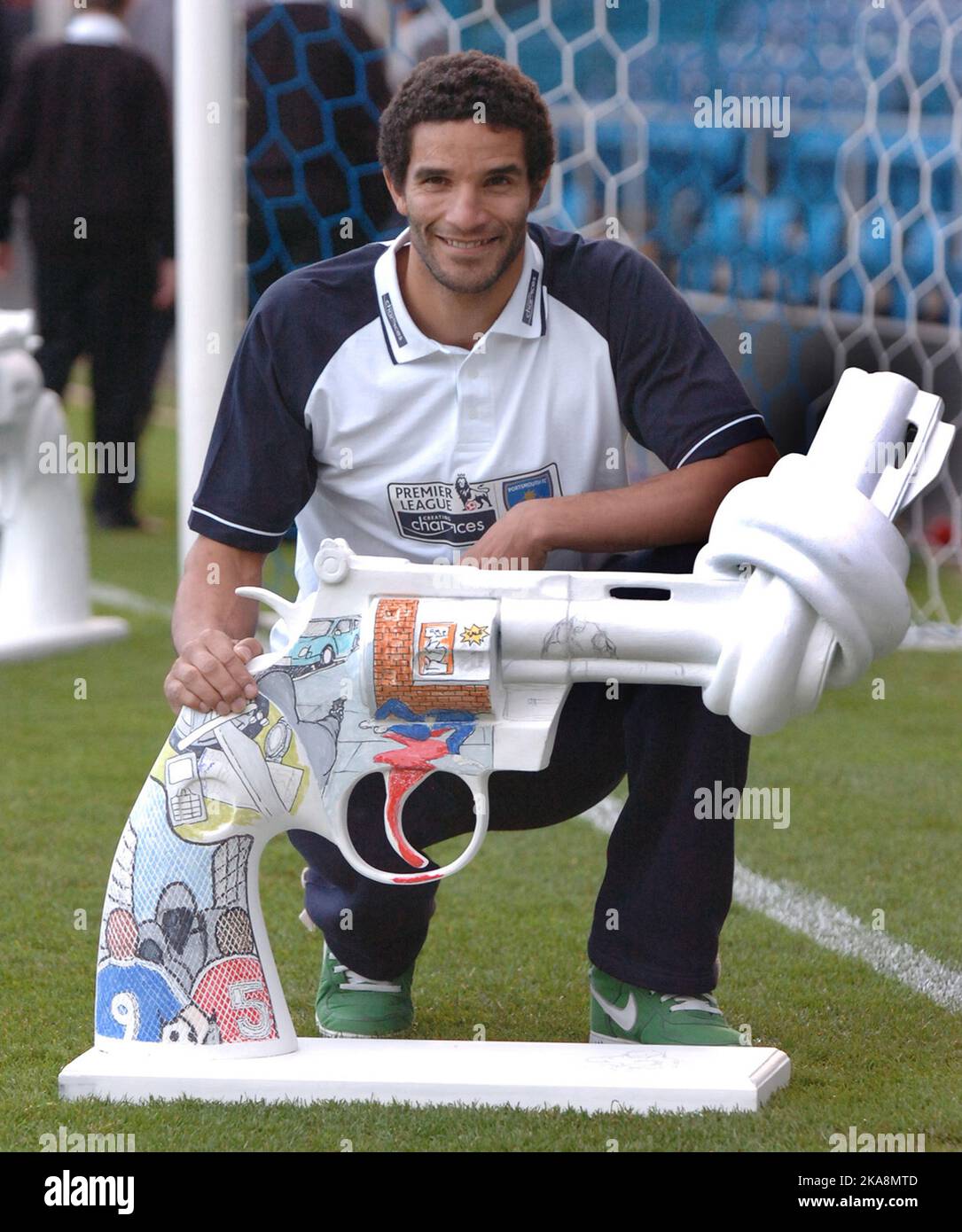 Il portiere inglese David James si è Unito alla guerra contro il crimine delle armi posando con gli scolari e le mini repliche dello scultore non violento di fama mondiale creato per John Lennon al di fuori delle Nazioni Unite. James e gli allievi della città di Portsmouth Boys' School, Portsmouth, Hants, si sono allineati con una serie di sculture di armi con i loro barili legati per mostrare il suo sostegno al programma di violenza del Knot della Premier League. James, stella di Portsmouth, 38 anni, ha detto: "Purtroppo il crimine violento è, in qualche forma, ovunque. Quello che stiamo cercando di fare è puntare alla prossima generazione di adolescenti. La prevenzione è Foto Stock