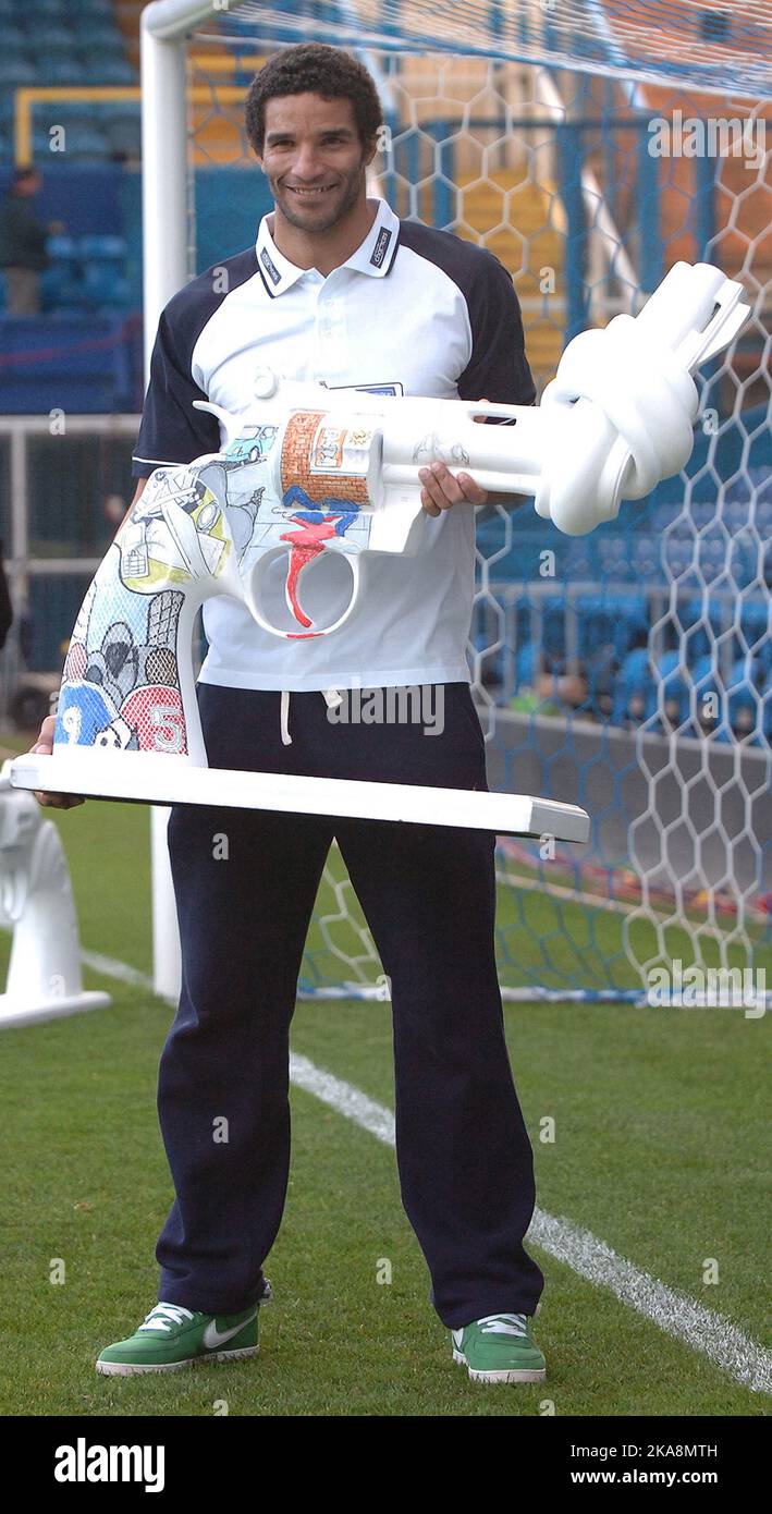 Il portiere inglese David James si è Unito alla guerra contro il crimine delle armi posando con gli scolari e le mini repliche dello scultore non violento di fama mondiale creato per John Lennon al di fuori delle Nazioni Unite. James e gli allievi della città di Portsmouth Boys' School, Portsmouth, Hants, si sono allineati con una serie di sculture di armi con i loro barili legati per mostrare il suo sostegno al programma di violenza del Knot della Premier League. James, stella di Portsmouth, 38 anni, ha detto: "Purtroppo il crimine violento è, in qualche forma, ovunque. Quello che stiamo cercando di fare è puntare alla prossima generazione di adolescenti. La prevenzione è Foto Stock