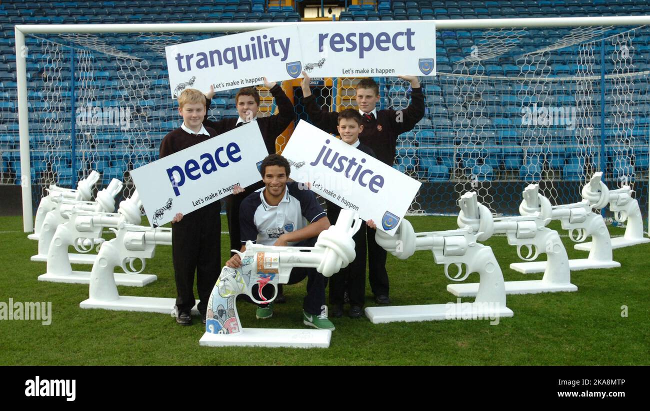 Il portiere inglese David James si è Unito alla guerra contro il crimine delle armi posando con gli scolari e le mini repliche dello scultore non violento di fama mondiale creato per John Lennon al di fuori delle Nazioni Unite. James e gli allievi della città di Portsmouth Boys' School, Portsmouth, Hants, si sono allineati con una serie di sculture di armi con i loro barili legati per mostrare il suo sostegno al programma di violenza del Knot della Premier League. James, stella di Portsmouth, 38 anni, ha detto: "Purtroppo il crimine violento è, in qualche forma, ovunque. Quello che stiamo cercando di fare è puntare alla prossima generazione di adolescenti. La prevenzione è Foto Stock